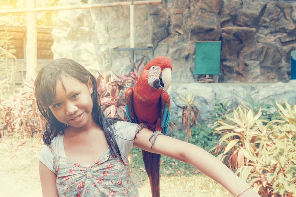 Menina e Macaw — Fotografia de Stock