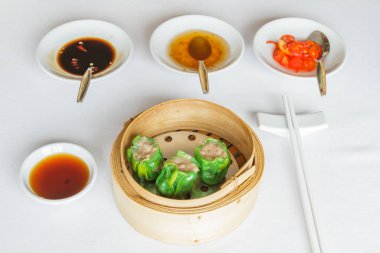 Buğulanmış karides yeşim hamur tatlısı