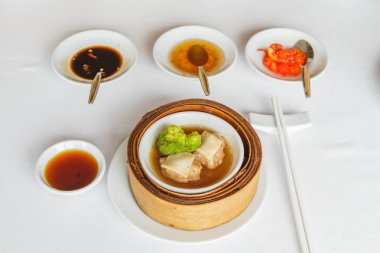 Dilimlenmiş abalone kahverengi sos haşlanmış