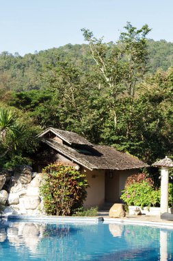 Otelde yüzme havuzu.