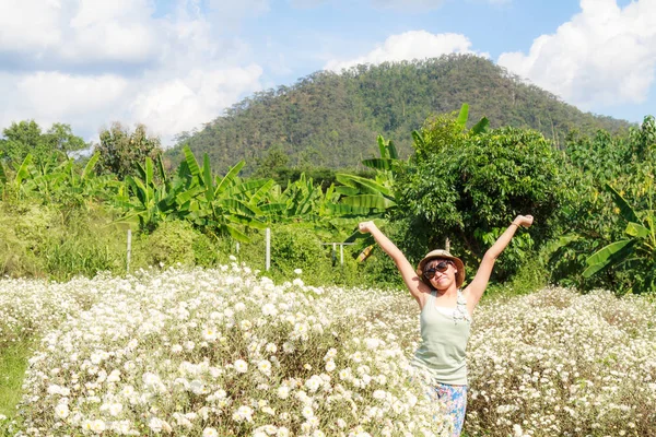 Ragazza nel campo del crisantemo — Foto Stock