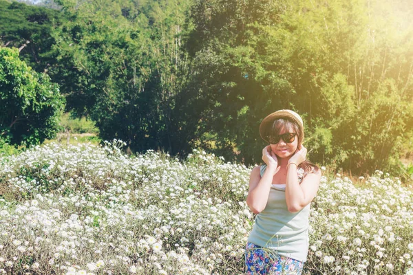 Ragazza nel campo del crisantemo — Foto Stock