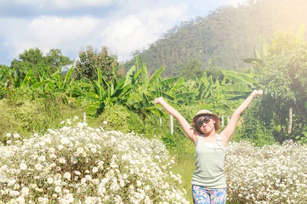 Ragazza nel campo del crisantemo — Foto Stock