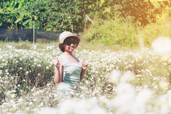 Ragazza nel campo del crisantemo — Foto Stock