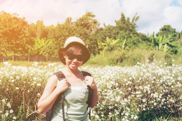 Ragazza nel campo del crisantemo — Foto Stock