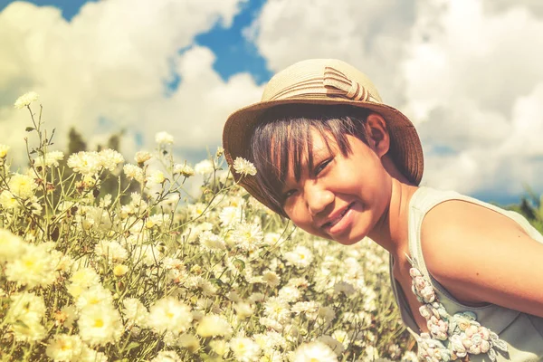 Menina no campo de crisântemo — Fotografia de Stock