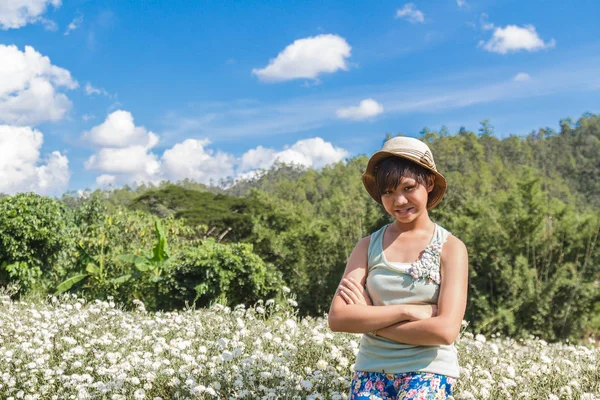 Meisje in chrysant veld — Stockfoto