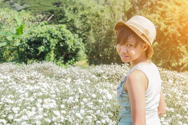 Meisje in chrysant veld — Stockfoto