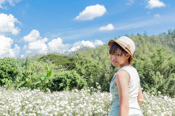 Menina no campo de crisântemo — Fotografia de Stock