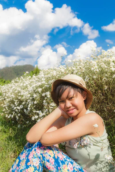 Ragazza nel campo del crisantemo — Foto Stock