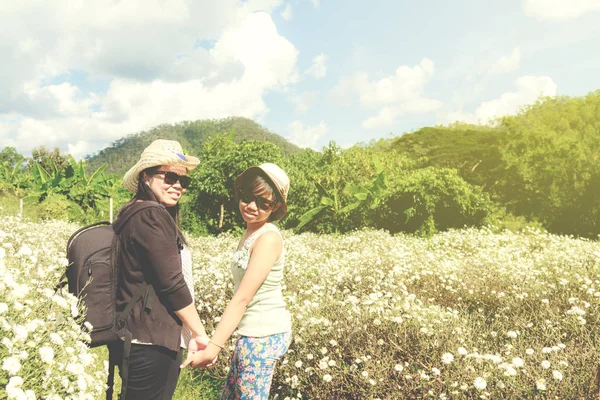 Famiglia madre e figlia in campo crisantemo — Foto Stock