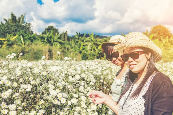 Familjen mor och dotter i krysantemum fält — Stockfoto