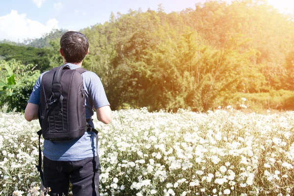 Viagem de mochila na natureza — Fotografia de Stock