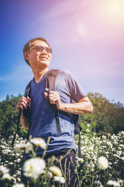 Viagem de mochila na natureza — Fotografia de Stock