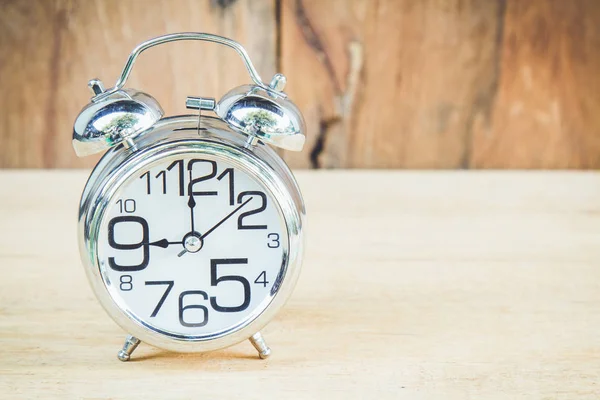 Reloj sobre fondo de madera —  Fotos de Stock