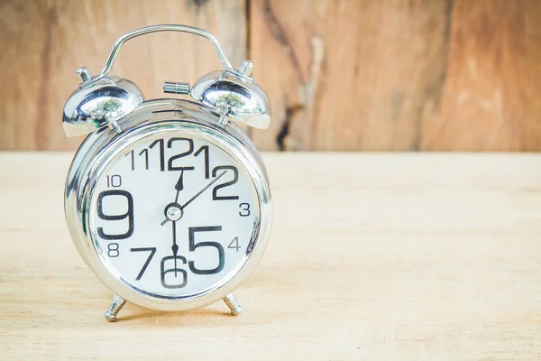 Reloj sobre fondo de madera —  Fotos de Stock