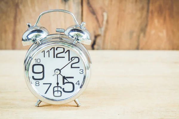 Orologio su fondo legno — Foto Stock