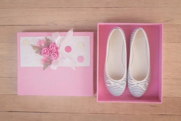 Shoes in gift box — Stock Photo, Image