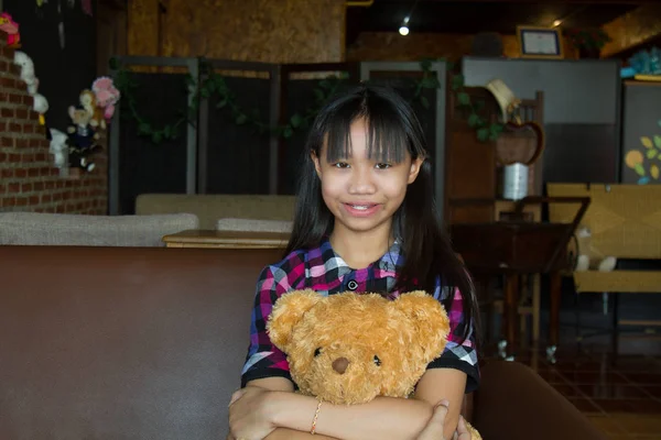 Dziewczyna Hug Teddy Bear — Zdjęcie stockowe