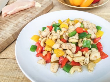 Fried chicken kaju fıstığı ve dolmalık biber ile