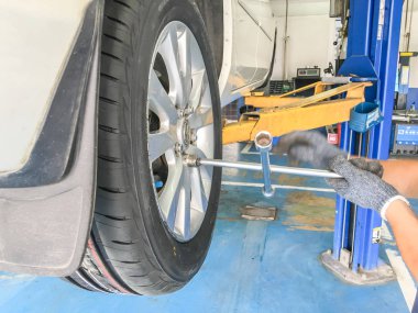 mekanik bir lastik değiştirme