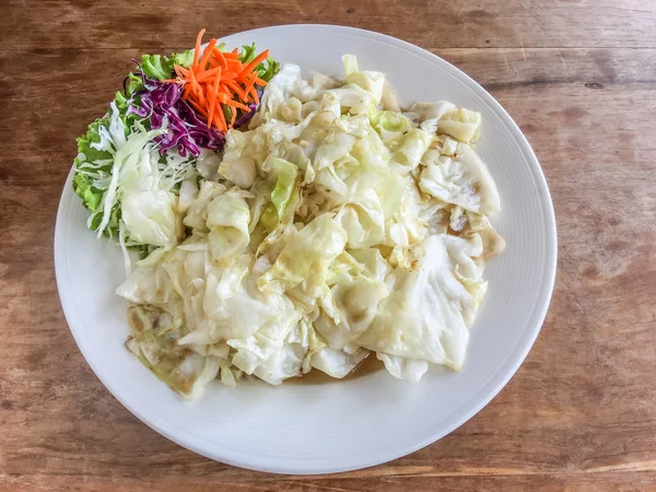 Kohl rührt Fischsoße — Stockfoto