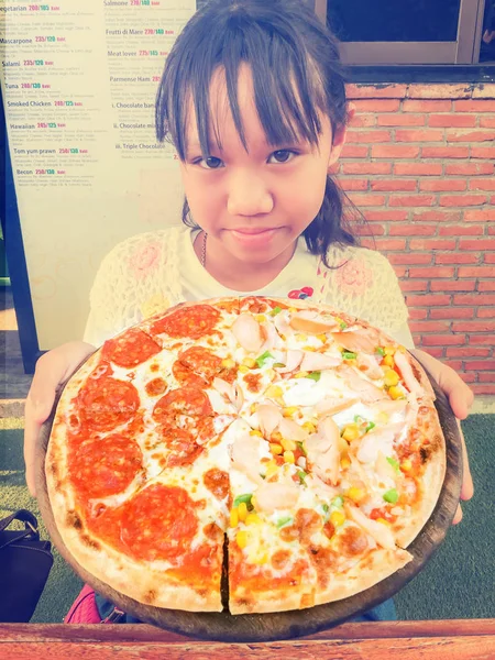 Dívka a pizza — Stock fotografie