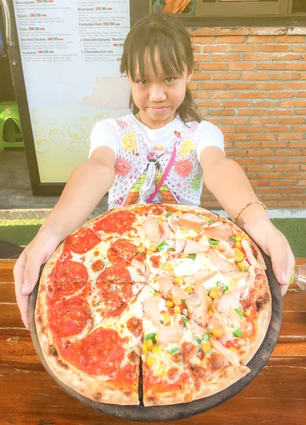 Menina e pizza — Fotografia de Stock