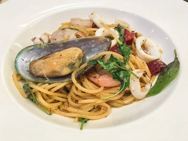 Spagetti kryddig fisk och skaldjur — Stockfoto