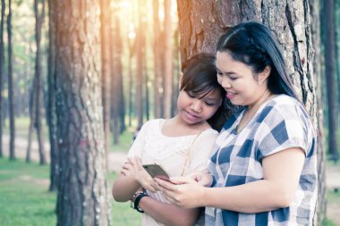 Anne ve kızı akıllı telefon kullanma.