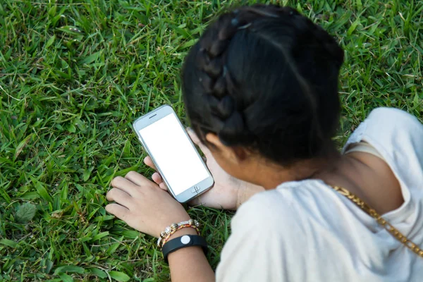 Adolescente segurando telefone inteligente — Fotografia de Stock
