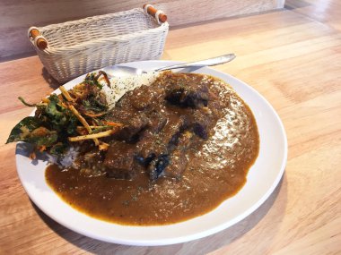 Pirinç ve sığır eti köri