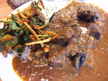 Pirinç ve sığır eti köri