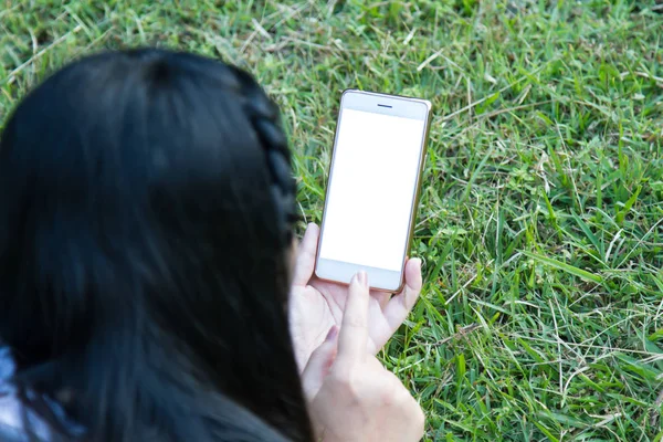 Femme tenant un téléphone intelligent — Photo