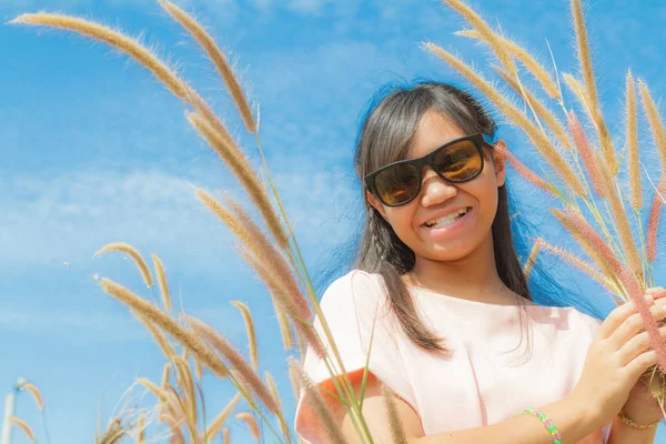 Ragazza e penniseto di piume — Foto Stock