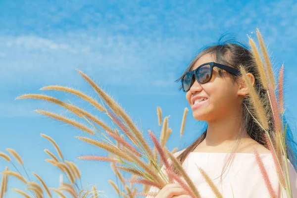 Niña y pluma pennisetum —  Fotos de Stock