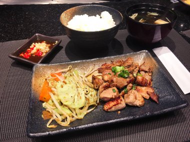 Domuz eti ızgara ve pirinç