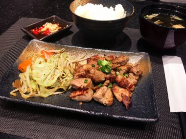 Domuz eti ızgara ve pirinç