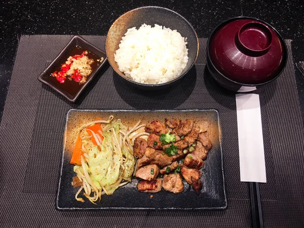 Domuz eti ızgara ve pirinç