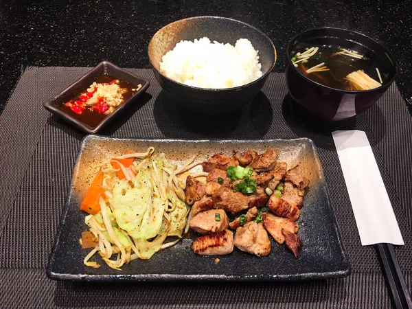 Domuz eti ızgara ve pirinç