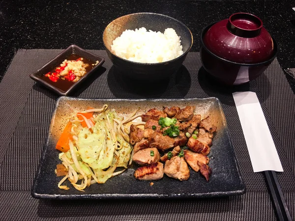 Domuz eti ızgara ve pirinç