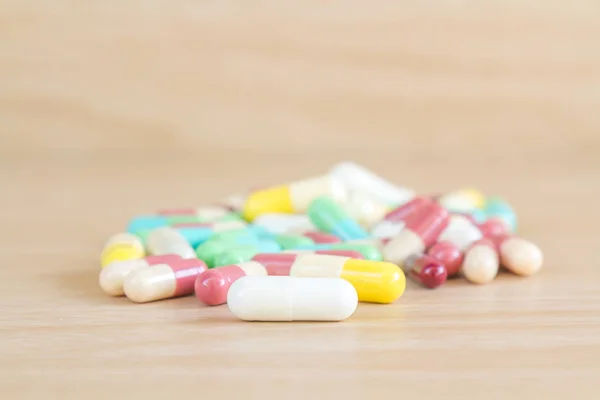 Лекарственные таблетки и капсулы — стоковое фото