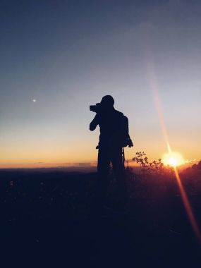 Dağ erkekte siluet