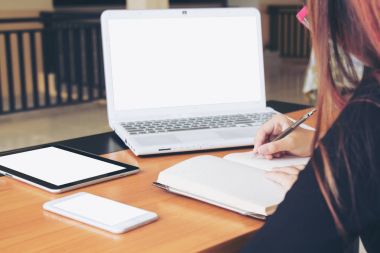 Genç serbest çalışma iş üstünde laptop.