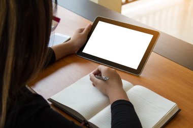 Genç serbest çalışma iş Tablet.