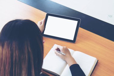 Genç serbest çalışma iş Tablet.