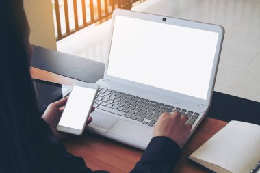 Genç serbest çalışma iş üstünde laptop.