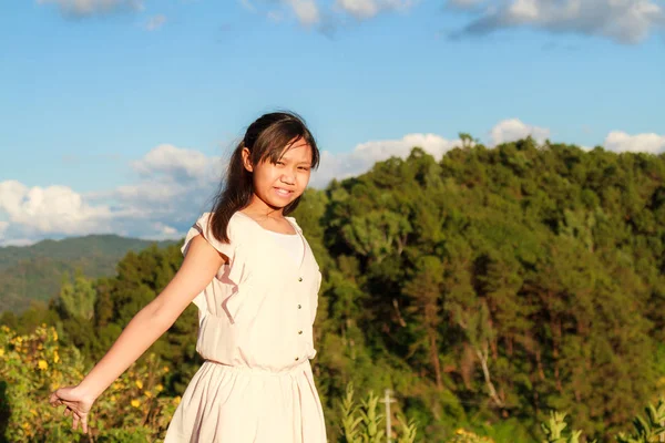 Teenage ontspannen in Mexicaanse zonnebloem veld — Stockfoto