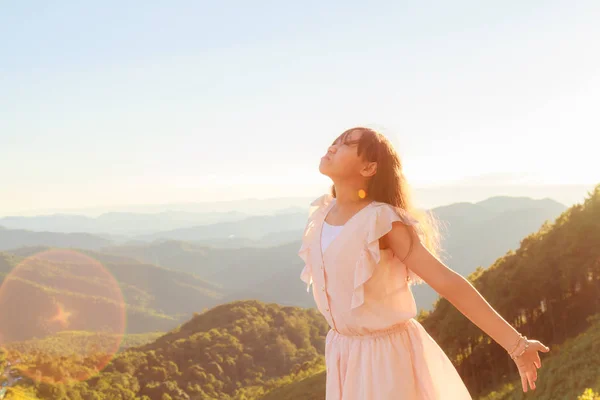 Ragazza rilassarsi in montagna — Foto Stock