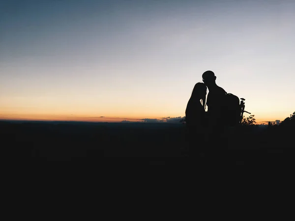 Coppia di silhouette in montagna — Foto Stock